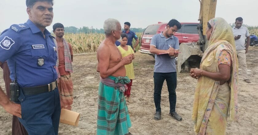 ‎হরিরামপুরে তিন ফসলি জমির মাটি কাটায় মালিককে জরিমানা