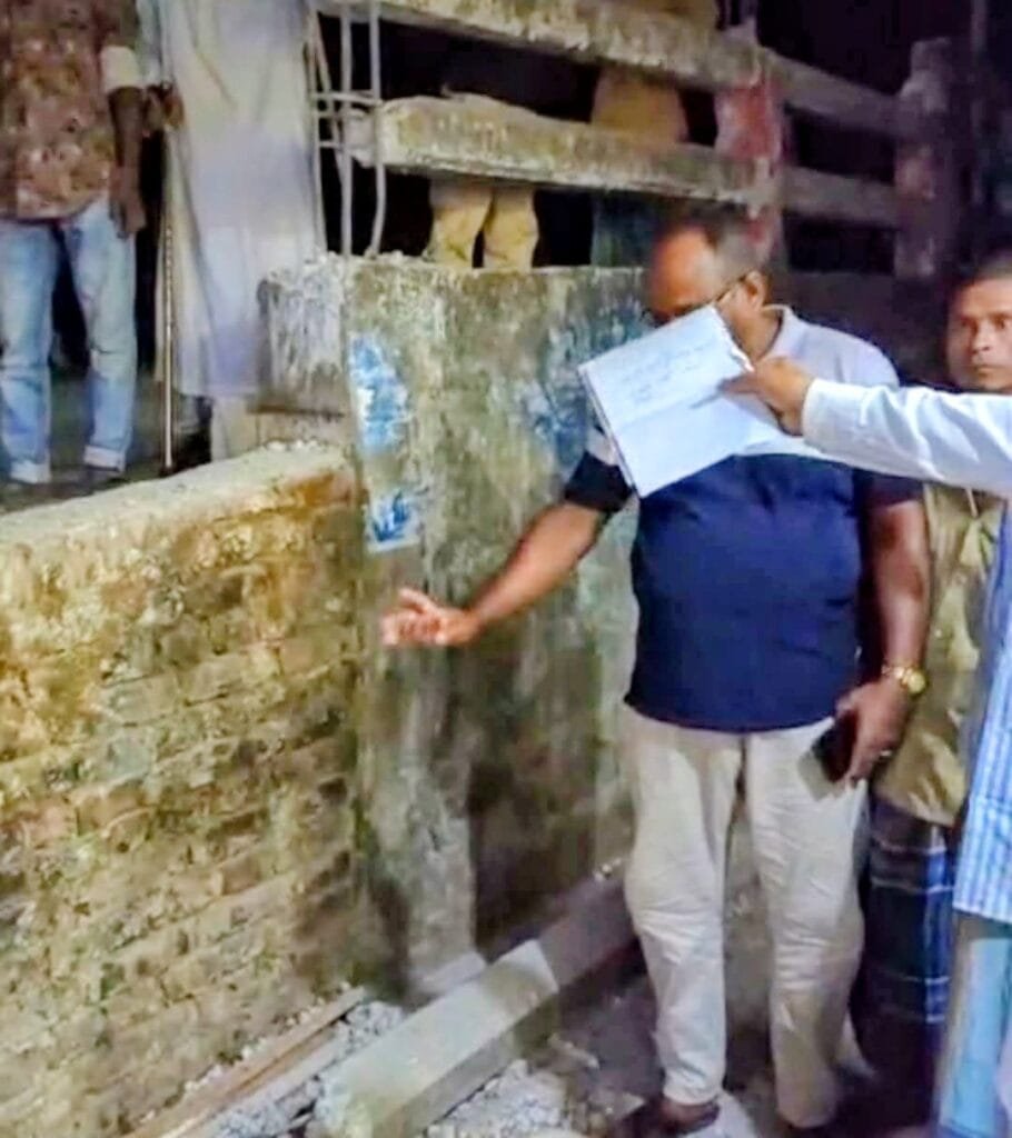 মির্জাগঞ্জে রাতের আঁধারে সরকারি ব্রিজ ভাঙার অভিযোগ: স্থানীয়দের মধ্যে তীব্র ক্ষোভ