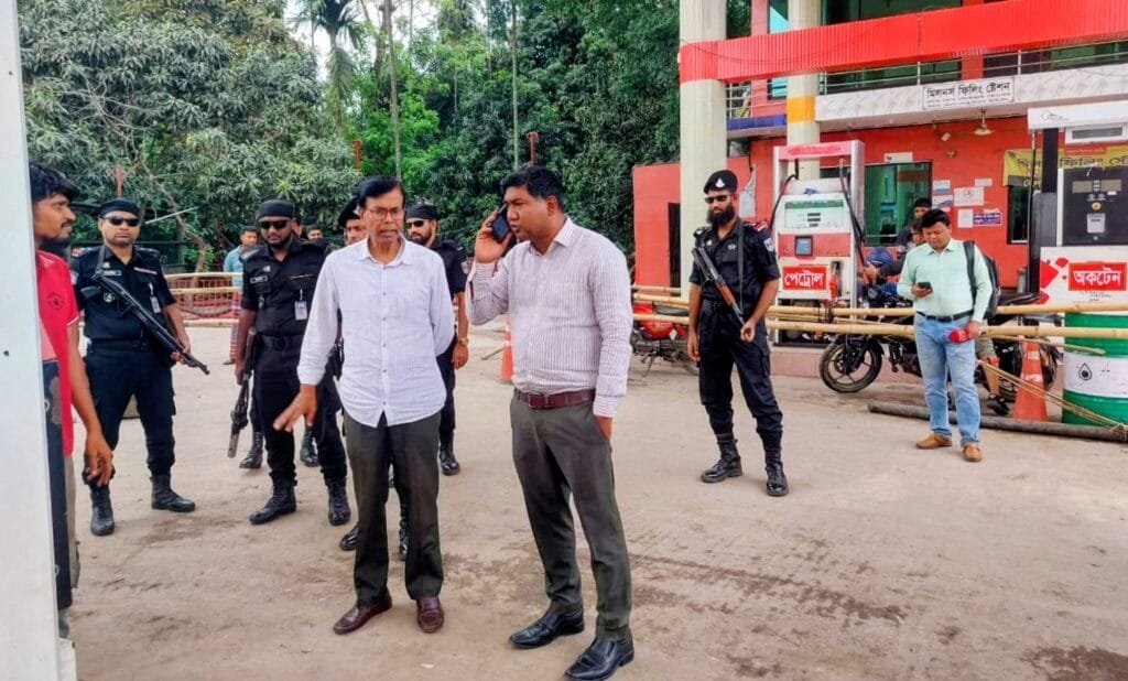 মানিকগঞ্জে তেল কম দেওয়ায় মিলন'স ফিলিং স্টেশনে ৫০ হাজার টাকা জরিমানা