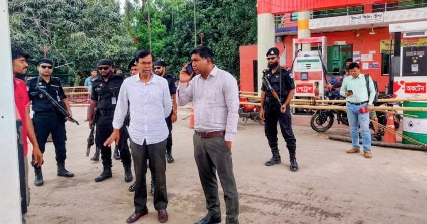 মানিকগঞ্জে তেল কম দেওয়ায় মিলন’স ফিলিং স্টেশনে ৫০ হাজার টাকা জরিমানা