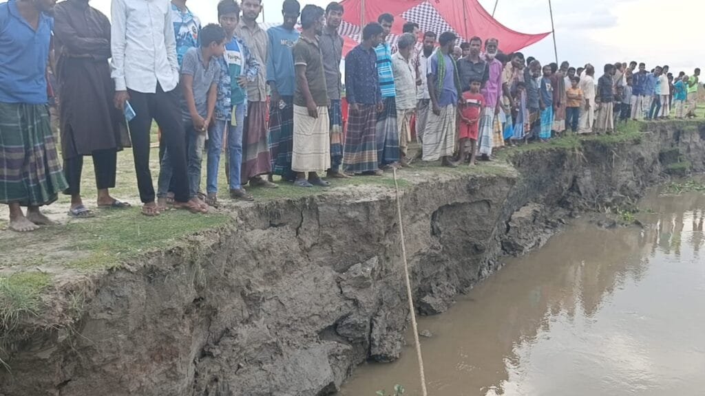 দুধকুমর নদের তীব্র ভাঙন: ভূরুঙ্গামারীতে মানববন্ধন ও স্থায়ী বাঁধ নির্মাণের জোর দাবি