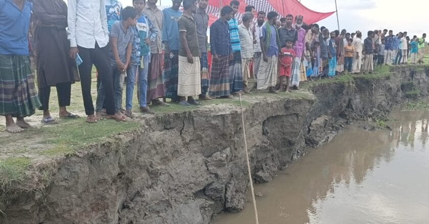 দুধকুমর নদের তীব্র ভাঙন: ভূরুঙ্গামারীতে মানববন্ধন ও স্থায়ী বাঁধ নির্মাণের জোর দাবি