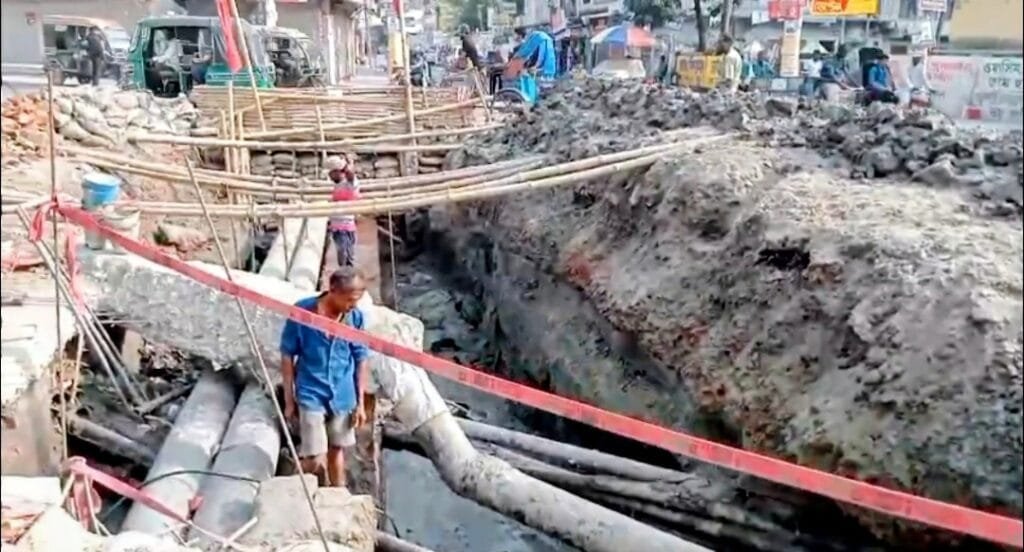 নগরীর পিটিআই মোড়ে সকালেই স্থবিরতা, কালভার্টের কাজ ও অব্যবস্থাপনায় চরম ভোগান্তি