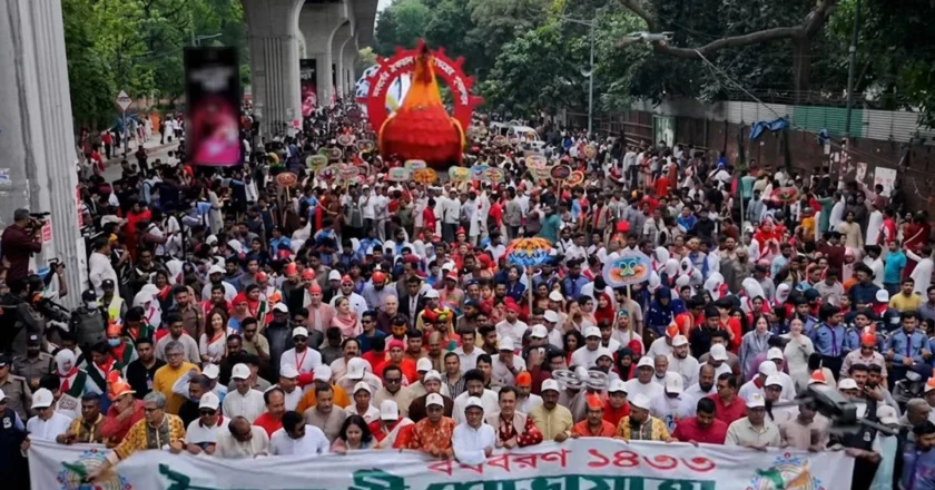 ঢাবিতে ‘বৈশাখী শোভাযাত্রা’য় মানুষের ঢল