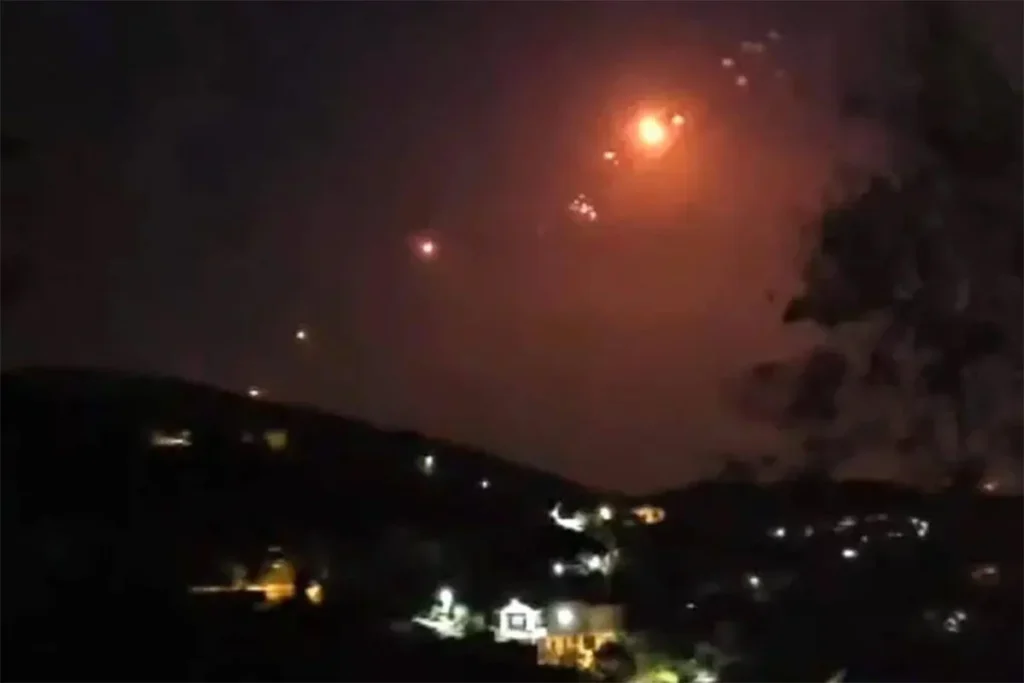 হামলার জবাবে ইসরায়েলি শহরে হিজবুল্লাহর মুহুর্মুহু রকেট হামলা