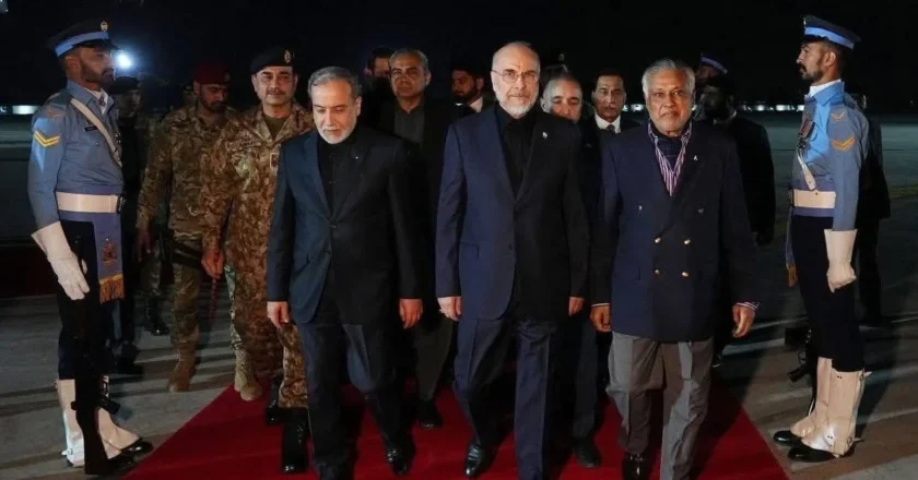 মার্কিন নৌ-অবরোধ প্রত্যাহার না করলে পাকিস্তানে প্রতিনিধি দল পাঠাবে না ইরান