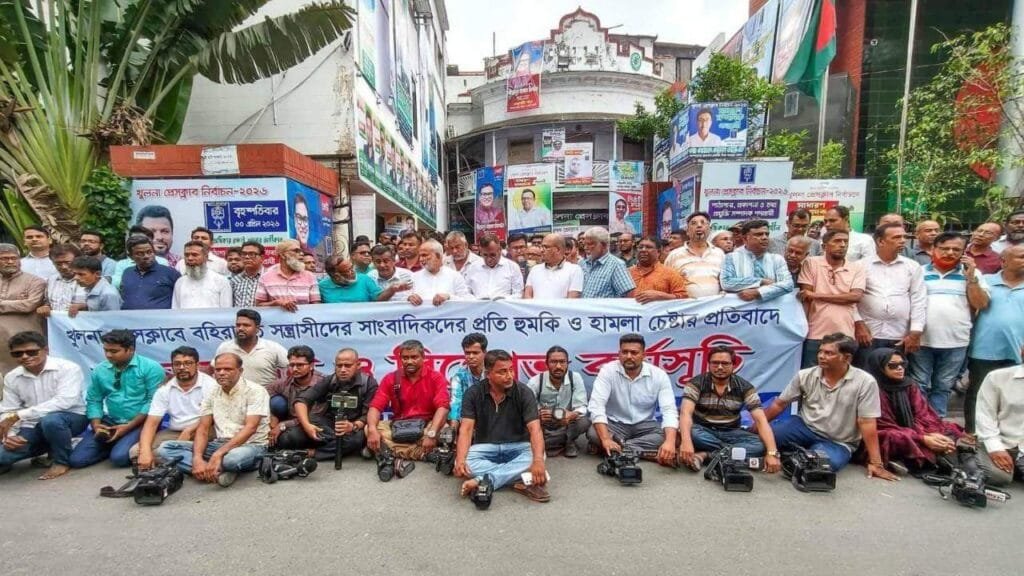 খুলনা প্রেস ক্লাবে হামলাচেষ্টার প্রতিবাদে মানববন্ধন, দোষীদের গ্রেপ্তার ও বিচার দাবি