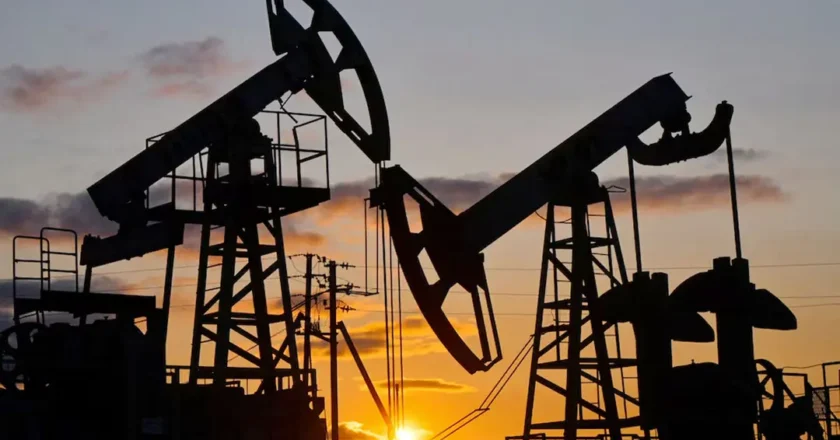 ইরানে ট্রাম্পের নৌ অবরোধের ঘোষণা: বিশ্ববাজারে তেলের দামে বড় লাফ