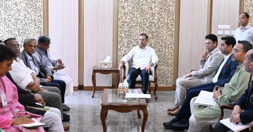 শিক্ষার্থীদের বই পড়ার অভ্যাস গড়তে প্রধানমন্ত্রীর সঙ্গে অধ্যাপক আবদুল্লাহ আবু সায়ীদের বৈঠক