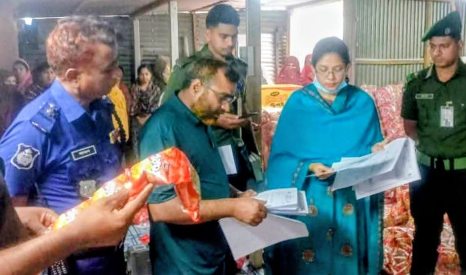 বেলকুচিতে অবৈধ শিশু খাদ্য কারখানায় অভিযান: মালিককে ১ লক্ষ টাকা জরিমানা