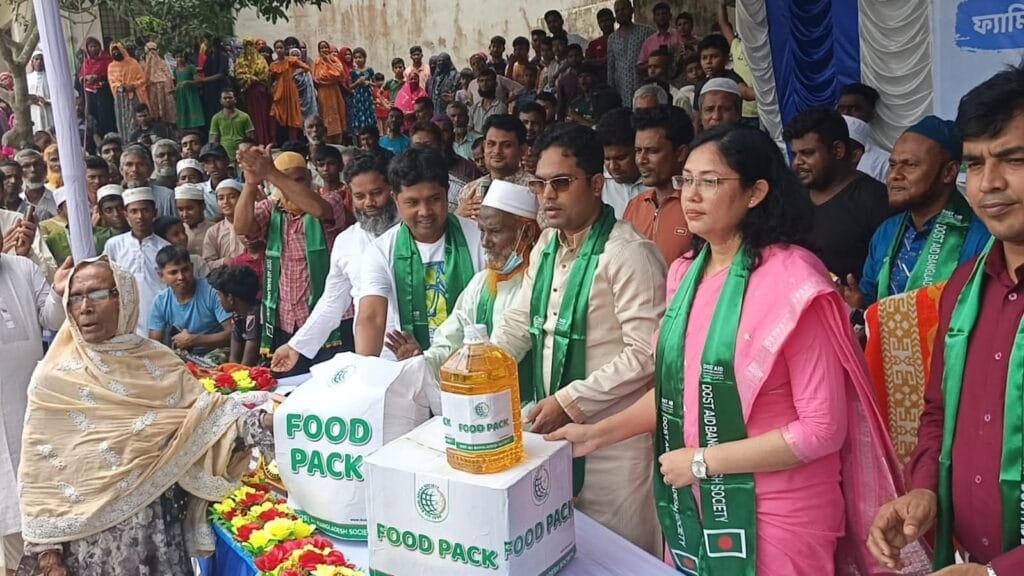 বেলকুচিতে ৫০০ দুস্থ পরিবারের মুখে হাসি ফোটালো দোস্ত এইড বাংলাদেশ