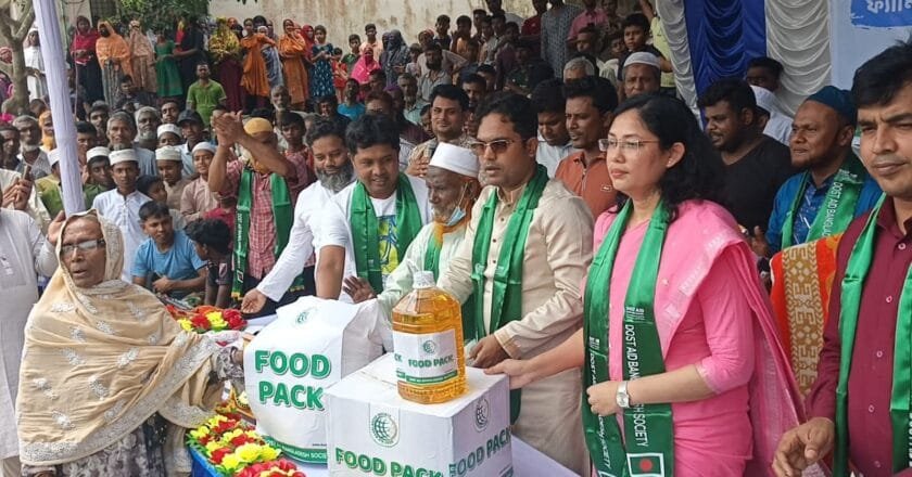 বেলকুচিতে ৫০০ দুস্থ পরিবারের মুখে হাসি ফোটালো দোস্ত এইড বাংলাদেশ