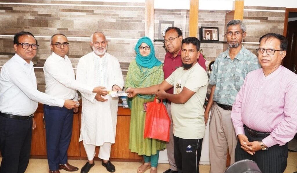 খুলনা সিটি করপোরেশনে ইজিবাইক লাইসেন্স নবায়ন কার্যক্রমের উদ্বোধন