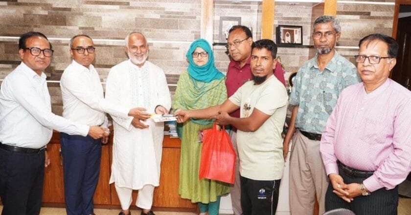 খুলনা সিটি করপোরেশনে ইজিবাইক লাইসেন্স নবায়ন কার্যক্রমের উদ্বোধন