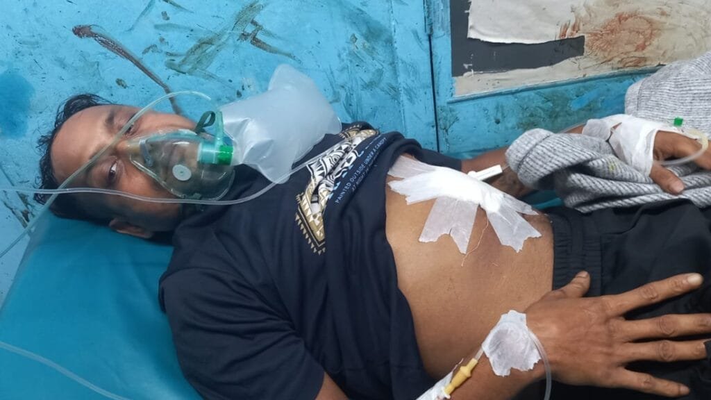 খুলনায় গুলির পর ঢাকার পথে অ্যাম্বুলেন্সে হামলা