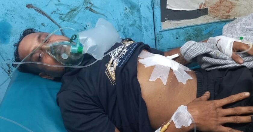 খুলনায় গুলির পর ঢাকার পথে অ্যাম্বুলেন্সে হামলা