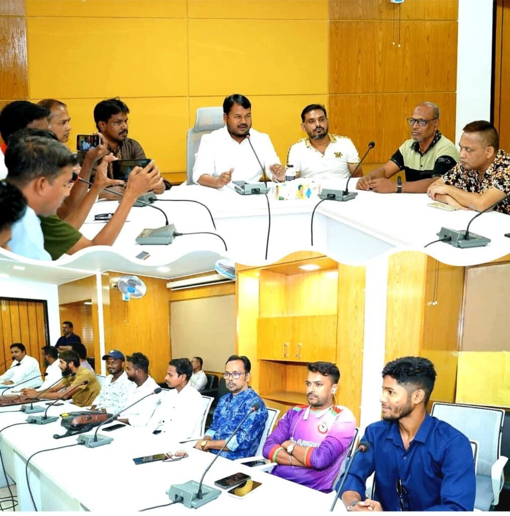 আধুনিক রাজশাহী গড়তে বরেন্দ্র প্রেসক্লাবের সঙ্গে রাসিক প্রশাসকের মতবিনিময়