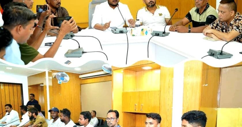 আধুনিক রাজশাহী গড়তে বরেন্দ্র প্রেসক্লাবের সঙ্গে রাসিক প্রশাসকের মতবিনিময়