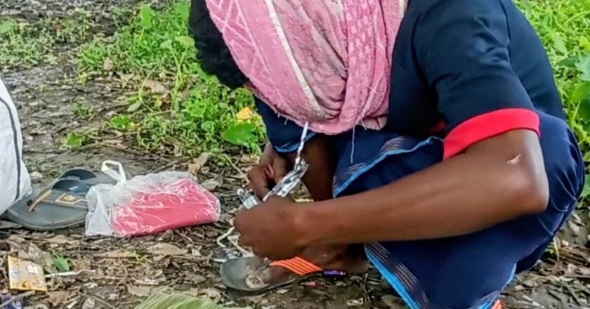 থানার অদূরেই প্রকাশ্যে দলবদ্ধভাবে মাদক সেবনের অভিযোগ, এলাকাবাসীর উদ্বেগ