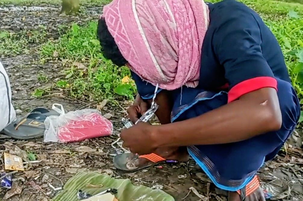 থানার অদূরেই প্রকাশ্যে দলবদ্ধভাবে মাদক সেবনের অভিযোগ, এলাকাবাসীর উদ্বেগ