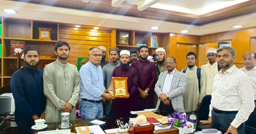 ইবির নতুন উপাচার্যকে সম্মাননা স্মারক দিয়ে বরণ করলো জমিয়তে তালাবা
