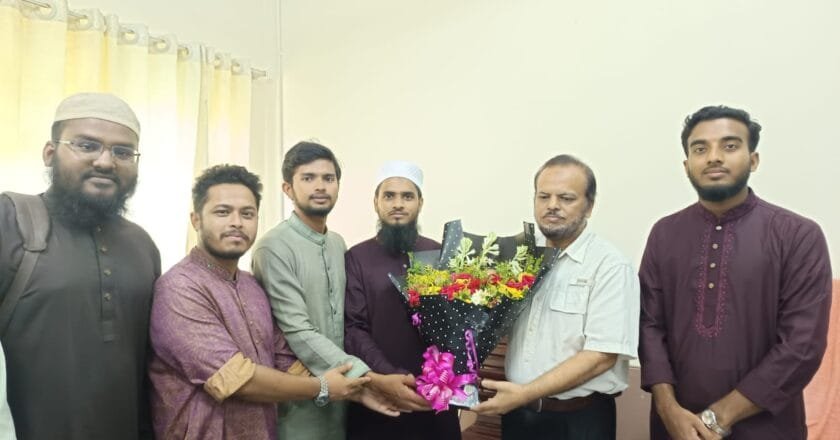 ইবির তুলনামূলক ধর্মতত্ত্ব অনুষদের নবনিযুক্ত ডিনকে জমিয়তে তালাবার ফুলেল শুভেচ্ছা