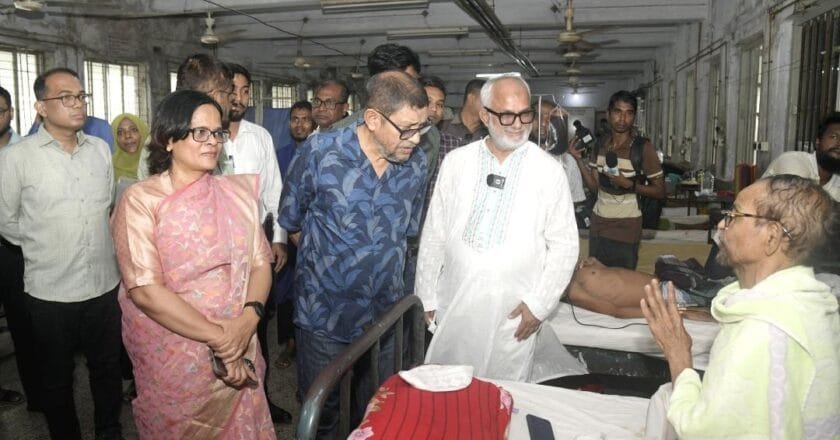 খুলনা জেনারেল হাসপাতালে আকস্মিক পরিদর্শনে ক্ষোভ স্বাস্থ্যমন্ত্রীর