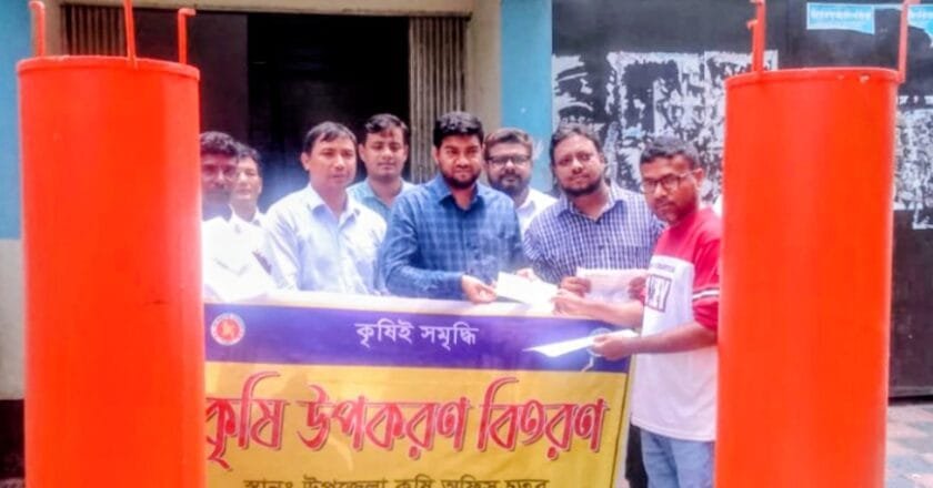 চিলমারীতে পিয়াঁজ সংরক্ষণে কৃষকদের মাঝে এয়ারফ্লো মেশিন বিতরণ