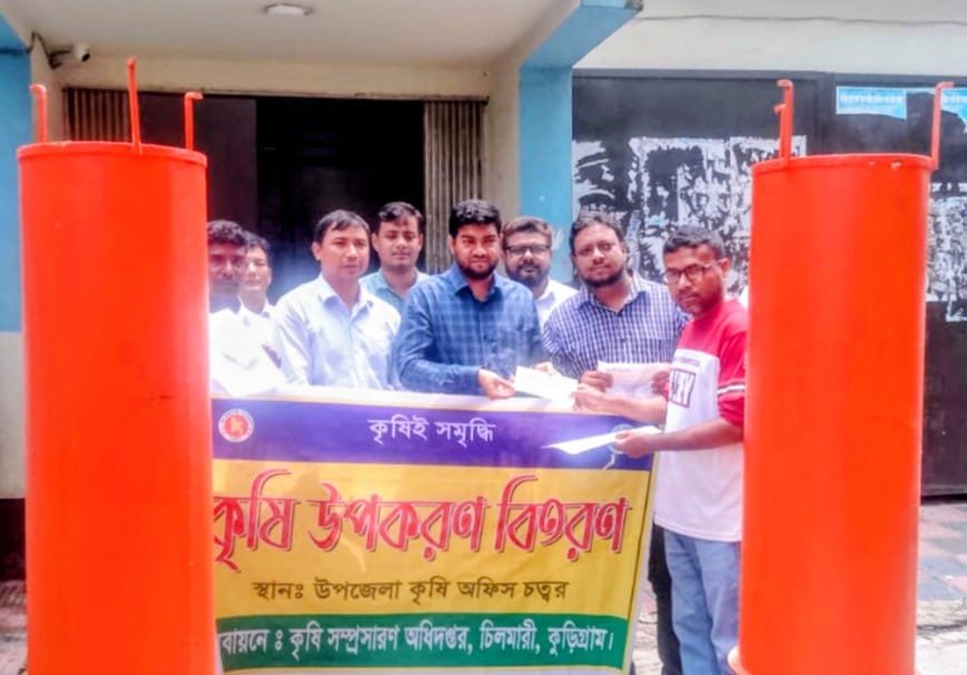 চিলমারীতে পিয়াঁজ সংরক্ষণে কৃষকদের মাঝে এয়ারফ্লো মেশিন বিতরণ