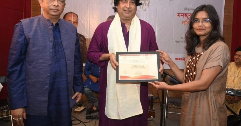 বিশেষ সম্মাননা পেলেন বরেণ্য তবলা শিল্পী পল্লব সান্যাল