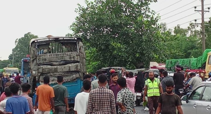 মানিকগঞ্জ সড়ক দুর্ঘটনা গাড়িতে আগুন