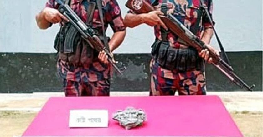 বিরল সীমান্তে বিজিবির অভিযানে দুষ্প্রাপ্য কষ্টিপাথরের মূর্তি উদ্ধার