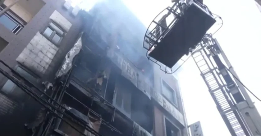 দিল্লিতে আবাসিক ভবনে ভয়াবহ অগ্নিকাণ্ডে নিহত ৯