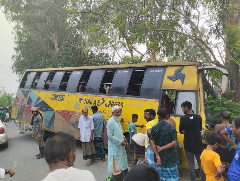 বেলকুচিতে সড়ক দুর্ঘটনা: বাসের ধাক্কায় অটোভ্যানের ৩ যাত্রী নিহত