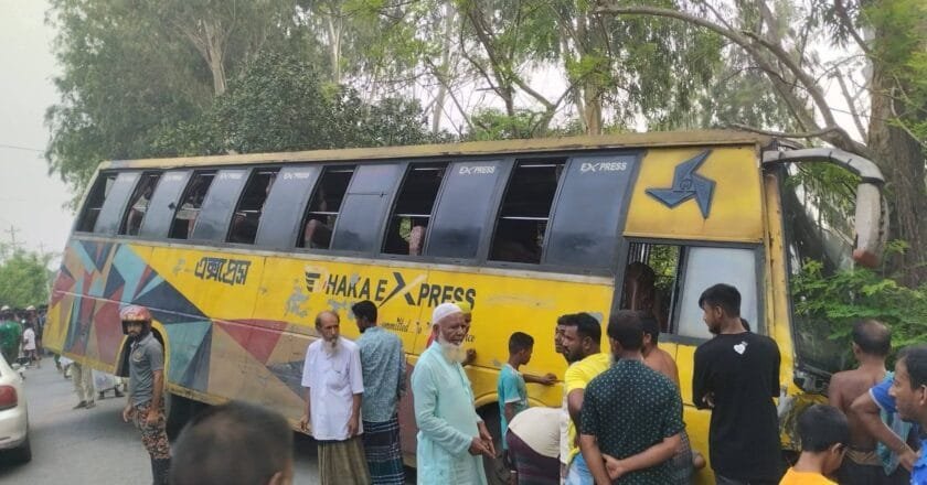 বেলকুচিতে সড়ক দুর্ঘটনা: বাসের ধাক্কায় অটোভ্যানের ৩ যাত্রী নিহত