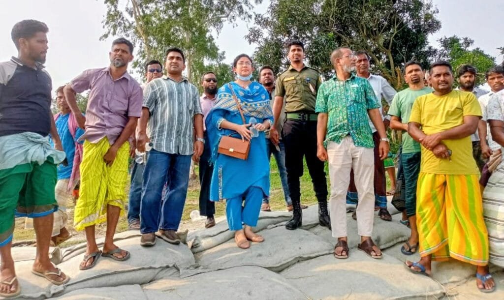 বেলকুচিতে নদী ভাঙন রোধে জিও ব্যাগ ভরাট ও উন্নয়ন প্রকল্প পরিদর্শন করলেন ইউএনও