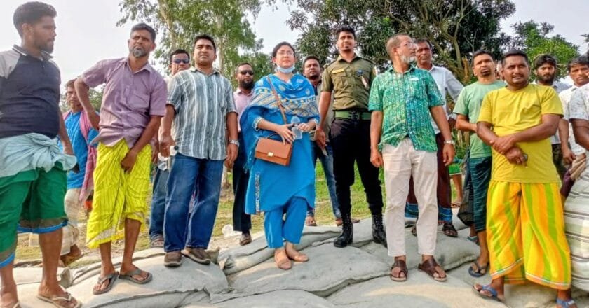 বেলকুচিতে নদী ভাঙন রোধে জিও ব্যাগ ভরাট ও উন্নয়ন প্রকল্প পরিদর্শন করলেন ইউএনও