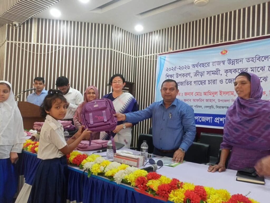 বেলকুচিতে শিক্ষা, কৃষি ও মৎস্য সামগ্রী বিতরণ করলেন জেলা প্রশাসক