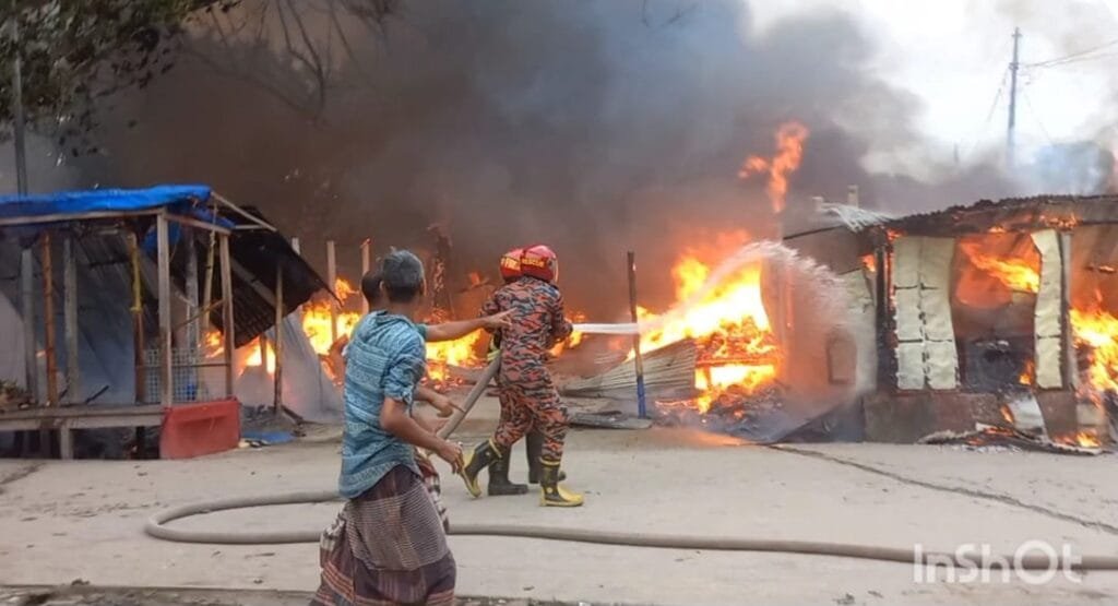 ভূরুঙ্গামারী বাজারে ভয়াবহ অগ্নিকাণ্ড: পুড়ে ছাই ১০৫ দোকান