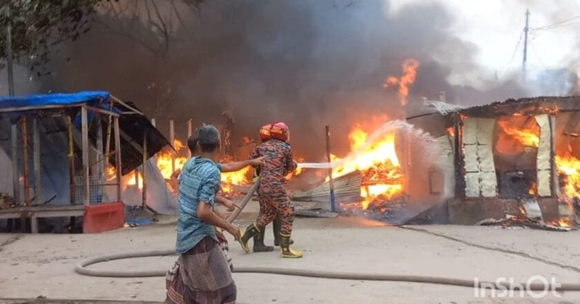 ভূরুঙ্গামারী বাজারে ভয়াবহ অগ্নিকাণ্ড: পুড়ে ছাই ১০৫ দোকান