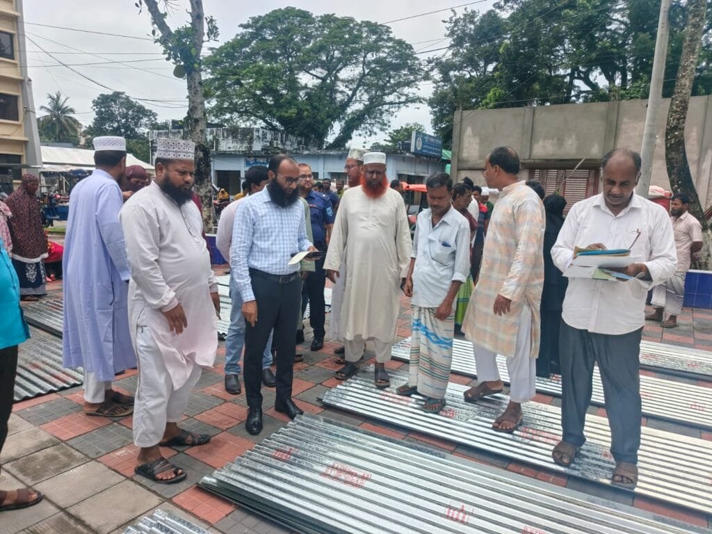নাগেশ্বরীতে দুর্যোগে ক্ষতিগ্রস্ত ৩০ পরিবারের মাঝে টিন ও অর্থ বিতরণ