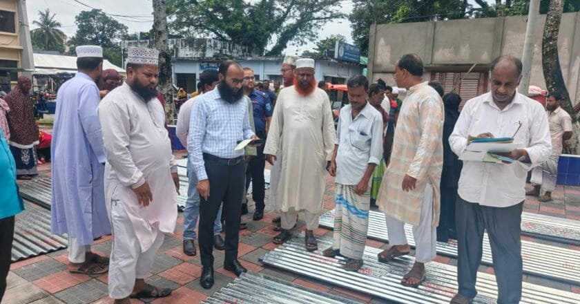 নাগেশ্বরীতে দুর্যোগে ক্ষতিগ্রস্ত ৩০ পরিবারের মাঝে টিন ও অর্থ বিতরণ
