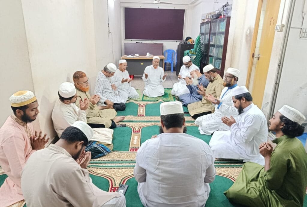 হজ পালন শেষে দেশে ফিরে দায়িত্বশীলদের সঙ্গে মতবিনিময়ে ইসলামী ঐক্য আন্দোলনের আমীর