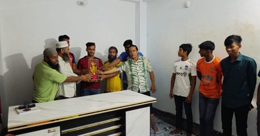 সলঙ্গা থানা মাঠে প্রীতি ফুটবল ম্যাচ অনুষ্ঠিত, শতদল স্পোর্টিং ক্লাব বিজয়ী