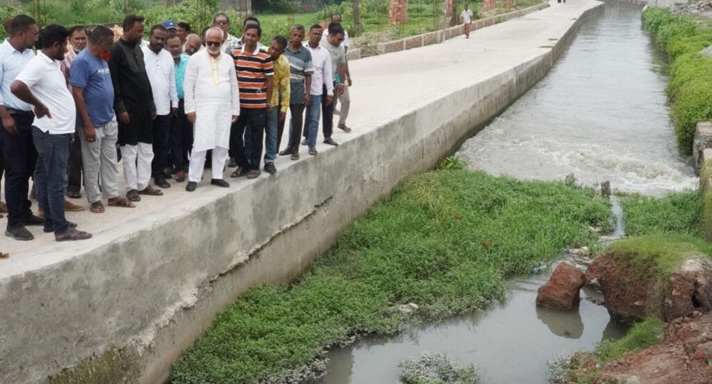 বর্ষার প্রস্তুতি: কেসিসি প্রশাসকের খাল ও স্লুইসগেট পরিদর্শন