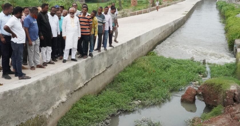 বর্ষার প্রস্তুতি: কেসিসি প্রশাসকের খাল ও স্লুইসগেট পরিদর্শন