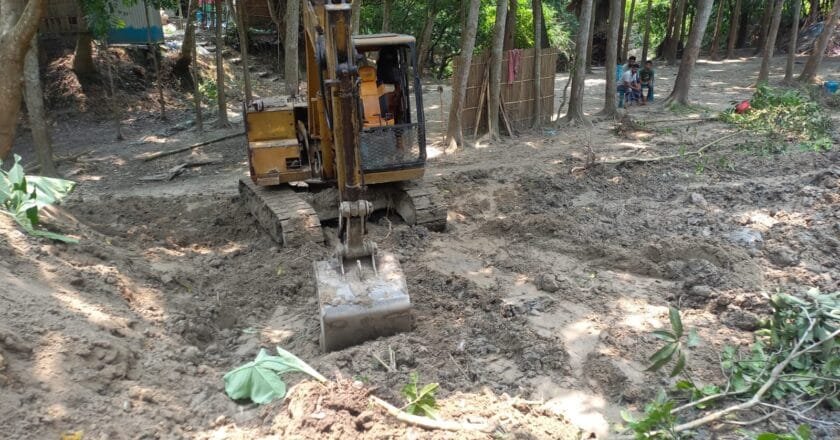 হরিরামপুরে অবৈধভাবে মাটি কাটার দায়ে ৫০ হাজার টাকা জরিমানা