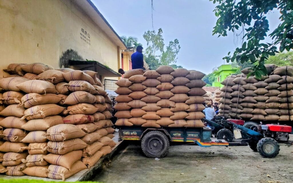 নাগেশ্বরী খাদ্য গুদামে ধান বিক্রিতে প্রকৃত কৃষকরা বঞ্চিত