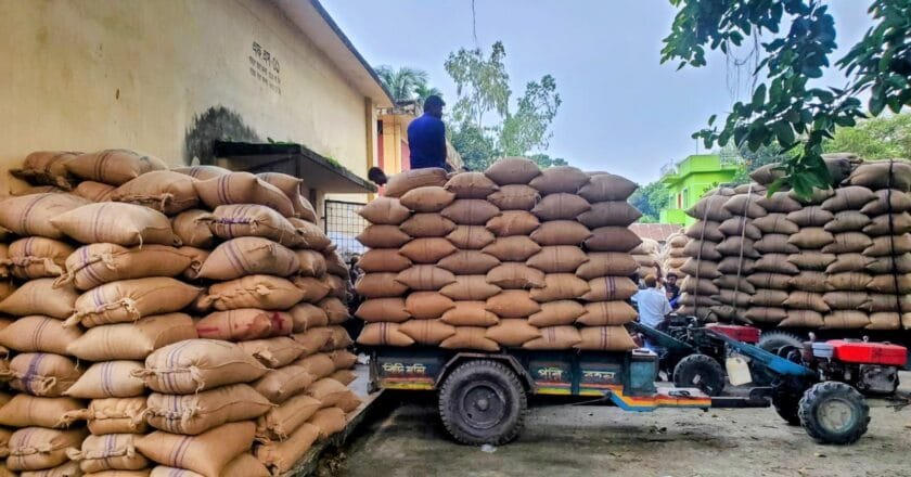 নাগেশ্বরী খাদ্য গুদামে ধান বিক্রিতে প্রকৃত কৃষকরা বঞ্চিত