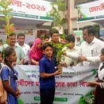 জাতীয় ফল মেলা উপলক্ষে শিক্ষার্থীদের মাঝে ফলজ গাছের চারা বিতরণ